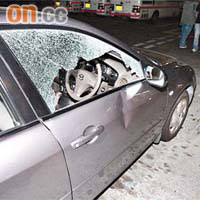 警方私家車被砸爆車窗及車門。