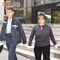 涉嫌在法庭內向代表僱主律師潑尿的女子（右）被捕。