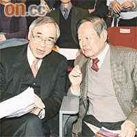 同為諾貝爾物理學獎得主的楊振寧（右）昨亦有出席演講直播。