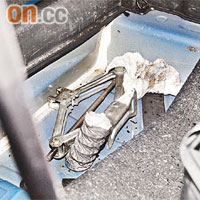 膠喉管由私家車的後備車胎位伸入車廂內。