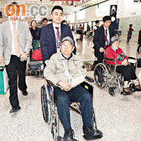 兩名傷勢較重長者分別左手及下巴接受包紮，坐輪椅送院。