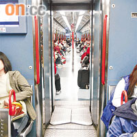 當日有乘客發現東鐵列車其中兩卡之間的空隙較闊，揭發險脫卡事故。