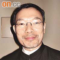 阿Paul話以前做大律師嗰陣都留過鬚。