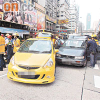 肇事兩車橫擱彌敦道引致大塞車。