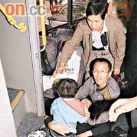 兩母子碌落樓梯倒臥車廂，男童受驚撲向母懷痛哭。