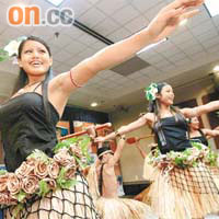 一班來自關島的舞蹈員昨表演關島傳統舞蹈，為港人展示關島文化色彩。