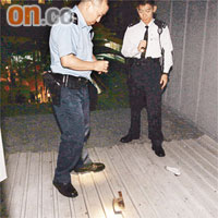 警員在白田邨昌田樓調查菜刀跌落街事件。	資料圖片