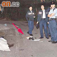 警方將保安員屍體用布遮蓋，並檢查其遺物（箭嘴示）。