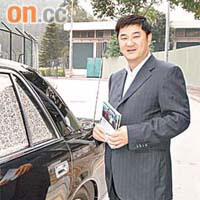 黃楚標前日揸靚車入沙田馬場預覽今日拍賣嘅馬匹，準備補充新血。 