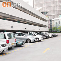 車場<br>四號停車場的露天泊車處，不少大廈外牆的燈在白天亮起。