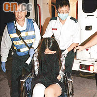 傷勢較輕少女坐輪椅送院。