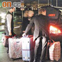 酒店職員為高錕搬運多箱行李至機場。