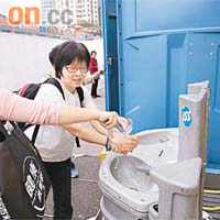 工展會內流動洗手盆缺水，市民如廁後要用自攜飲用水洗手。