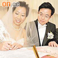 阿涂同太太阿Sue尋日註冊結婚，阿Sue喜滋滋咁簽下婚書。