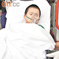 其中一名小童送院時神情痛苦。
