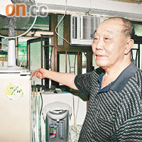 退休空軍機師講述男子被窗口卡住情況。