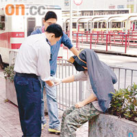 救護員為醋漢包紮傷口。