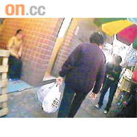 私煙集團棄用男癮君子，改為聘用師奶（左）擔任「天文台」通風報信。
