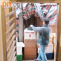 為逃避海關掃蕩，私煙集團將私煙放到遠處，付了錢的客人需自行取貨。