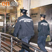 警員趕抵湖暉樓調查。