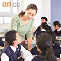 何蔭棠中學的外籍老師教導學生從日常生活中學習英語。