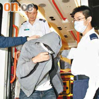 涉嫌偷竊男子被捕後送院。