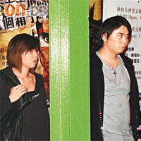 勇擒劫匪男子（右）與女友（左）在場助查。