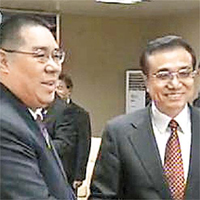 李克強（右）出席港珠澳大橋動工儀式，並會見澳門候任行政長官崔世安（左）。	電視畫面