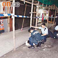 襲警醉漢（中）被制服，兩名受傷警員（左、右）等候送院。