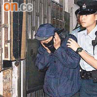 警員將男童父親拘捕帶走。