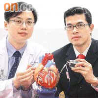 余卓文（右）展示雙心室起搏器的模型，表示新方法可改善左右心室不協調問題。