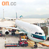國泰航空獲批准調高燃油附加費。