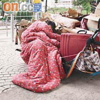 銅鑼灣記利佐治街附近一名露宿者瑟縮睡在手推車上。