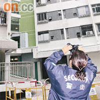 保安員用望遠鏡監察蝶聚樓各單位。