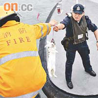 水警將阿旺屍體交予消防員。