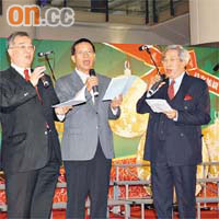 鄭慕智（左）、許漢忠（中）同李家祥（右）喺機場高歌送暖，有姿勢兼有實際。