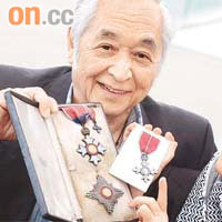 陳安國（左）及Alison展示父親在戰後獲頒的勳章。