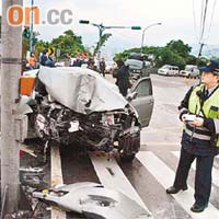 警員在陽明山港人致命車禍現場調查。本報台北傳真