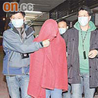 涉嫌行劫男子（蒙頭者）被捕。