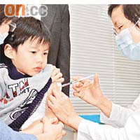 港府昨日起於全港十二間學生健康中心，為六個月大至未滿六歲兒童接種豬流感疫苗。