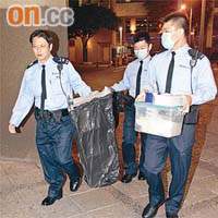 警員將鋁梯及證物帶走調查。