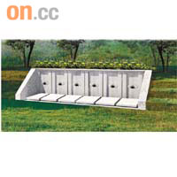 發展商擬興建的「地底骨灰龕堂」的設計圖，骨灰放在地底，地面立碑，並會提供相連龕位。		受訪者提供