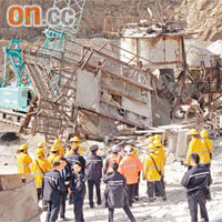 倒塌的巨型工作台扭曲變形，消防及警員在場調查。