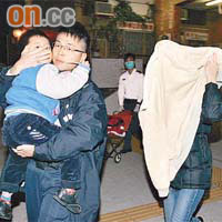 劉婦帶同兒子往醫院治療。