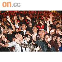 倒數最後一刻，市民興奮地揮手及舉機拍照。