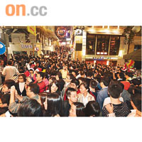 蘭桂坊入夜後擠滿人潮。