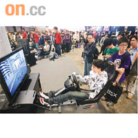 入場人士大排長龍只為試玩最新賽車遊戲。
