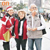 葛珮帆（左）向遊客介紹低碳環保聖誕。