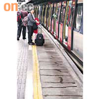 紅磡站一號月台表面湧現數十條裂紋，令乘客感到不安。高嘉業攝