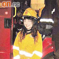 有少女身穿消防制服拍攝，相中消防車車身明顯可見「九龍灣」字樣。